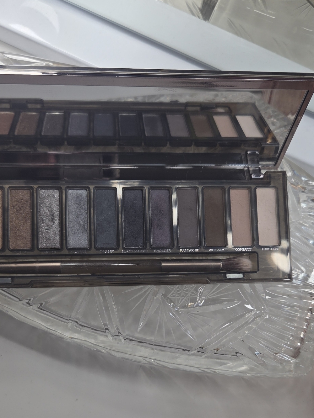 Urban Decay Naked Smoky Eyeshadow Palette Brush Included - Picture 5 of 5